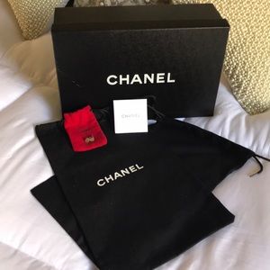 Channel shoe box & dust bags